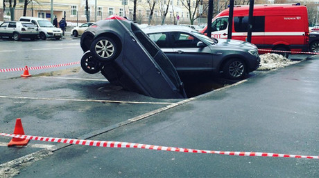 Forgot to pay the fee? Moscow paid parking spot cracks open, swallows 2 cars (PHOTOS, VIDEO)