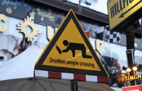 Предупреждение о переходящих дорогу людях с алкогольным опьянением