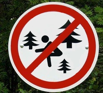 Знак, запрещающий ходить в туалет в лесу