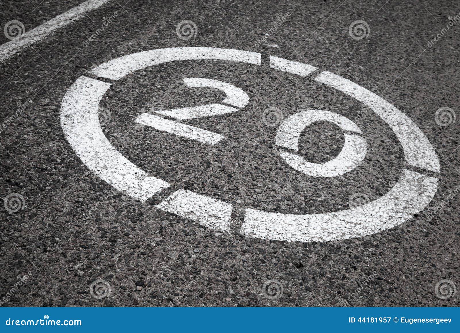 Что означает белой дороги. Знаки на асфальте. Знак ограничения скорости на асфальте. Цифры дорога. Асфальт скорость.