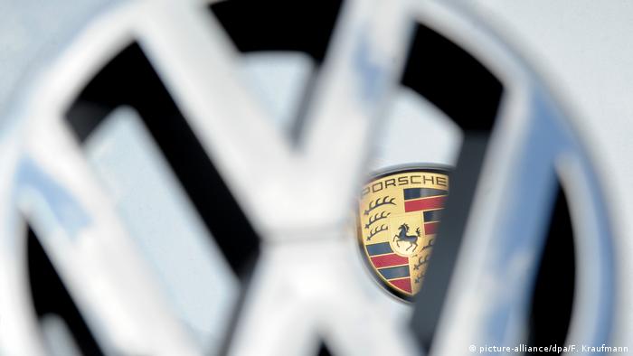 Emblem - VW Volkswagen und Porsche (picture-alliance/dpa/F. Kraufmann)