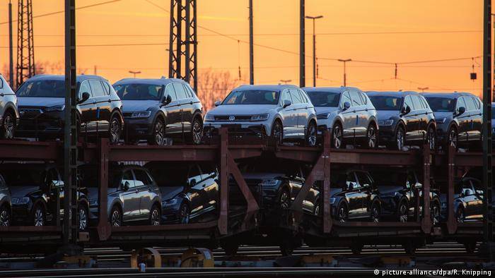 Volkswagen cars being transfered (picture-alliance/dpa/R. Knipping)